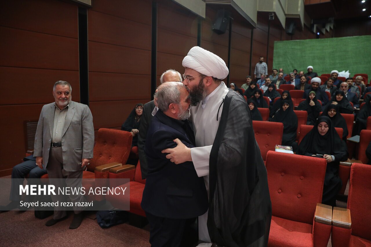 لب خوانی حسن روحانی موقع ثبت نام انتخابات خبرگان