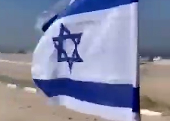 نصب پرچم‌های اسرائیل روی ویرانه‌های غزه!