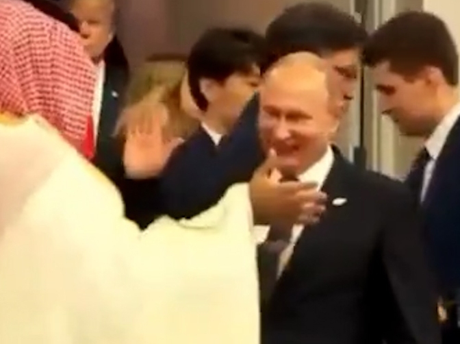 دست دادن رفاقتی پوتین و بن سلمان