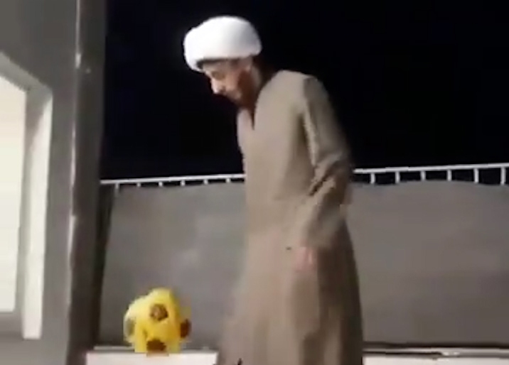 حرکت نمایشی یک روحانی با آهنگ فوتبالیست‌ها