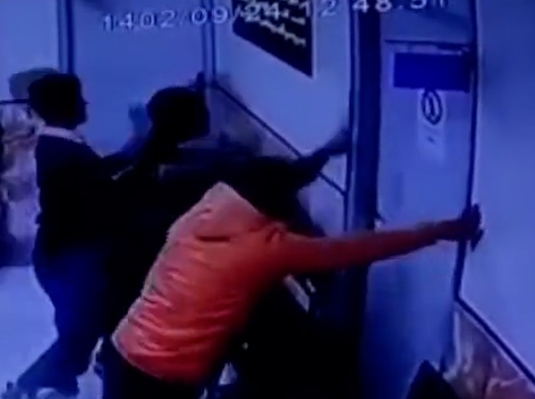 لحظه حمله وحشیانه قمه کش‌ها به یک پزشک
