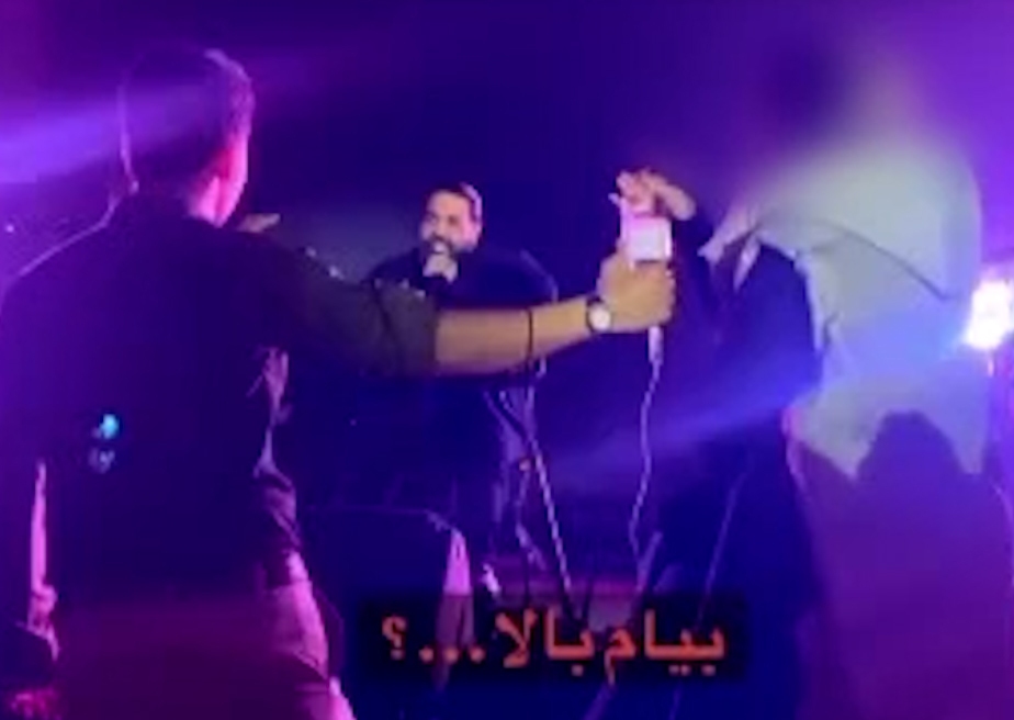 حضور هوادار رضا صادقی با سرم در کنسرتش!
