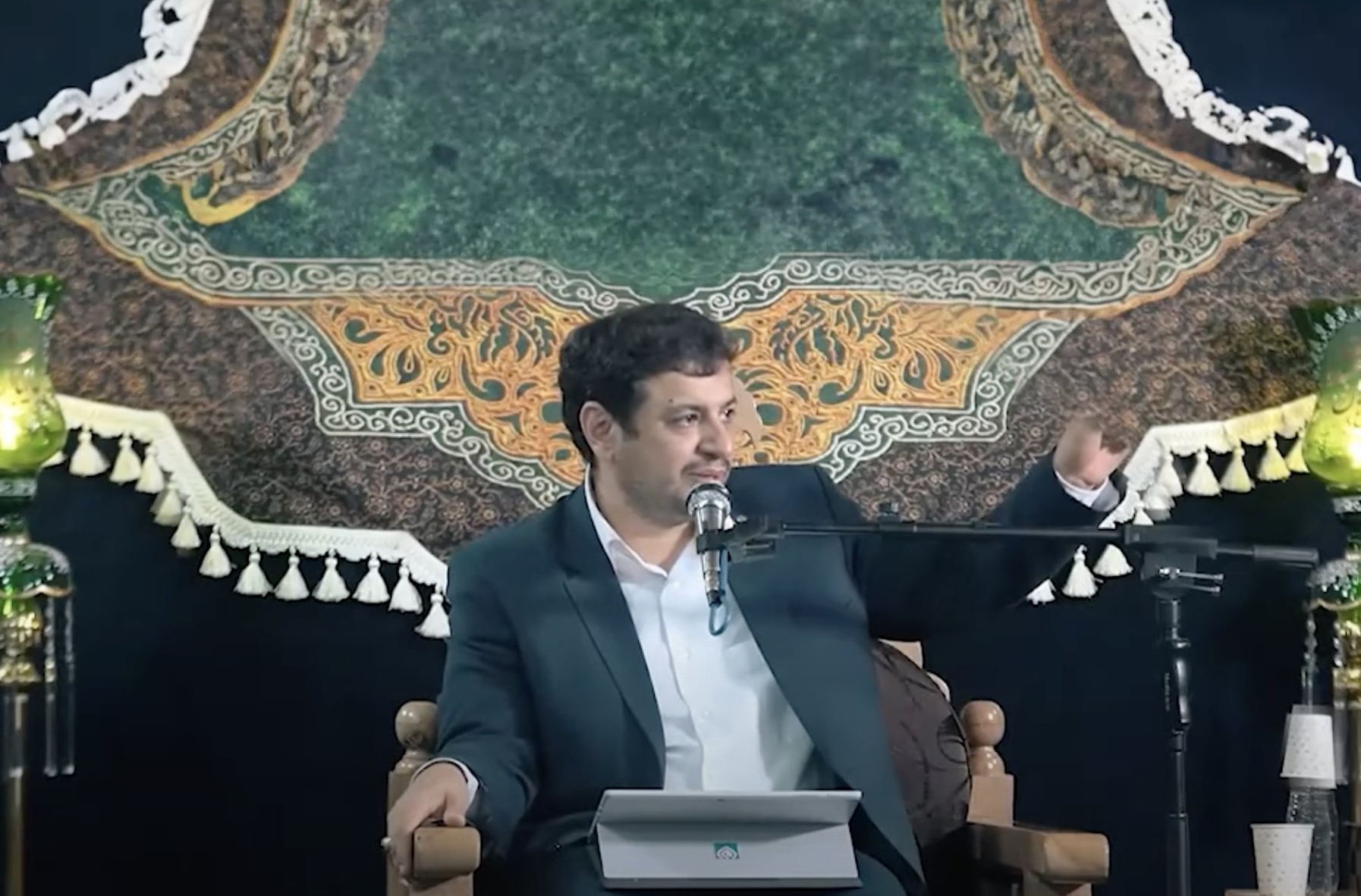 غیب شدن دست رائفی پور حین سخنرانی‌هایش!