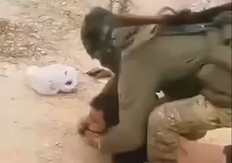 لحظه بریدن سر سوری‌ها توسط تحریرالشام +18