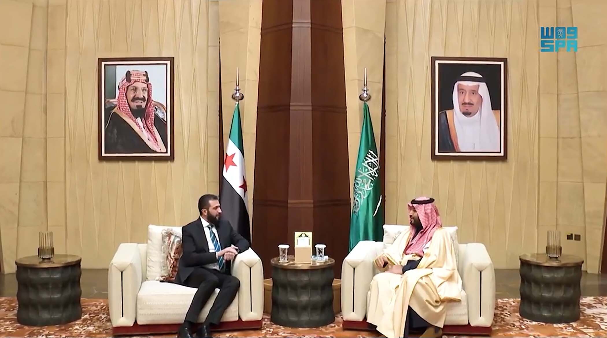 لحظات استقبال سنگین محمد بن سلمان از محمد جولانی