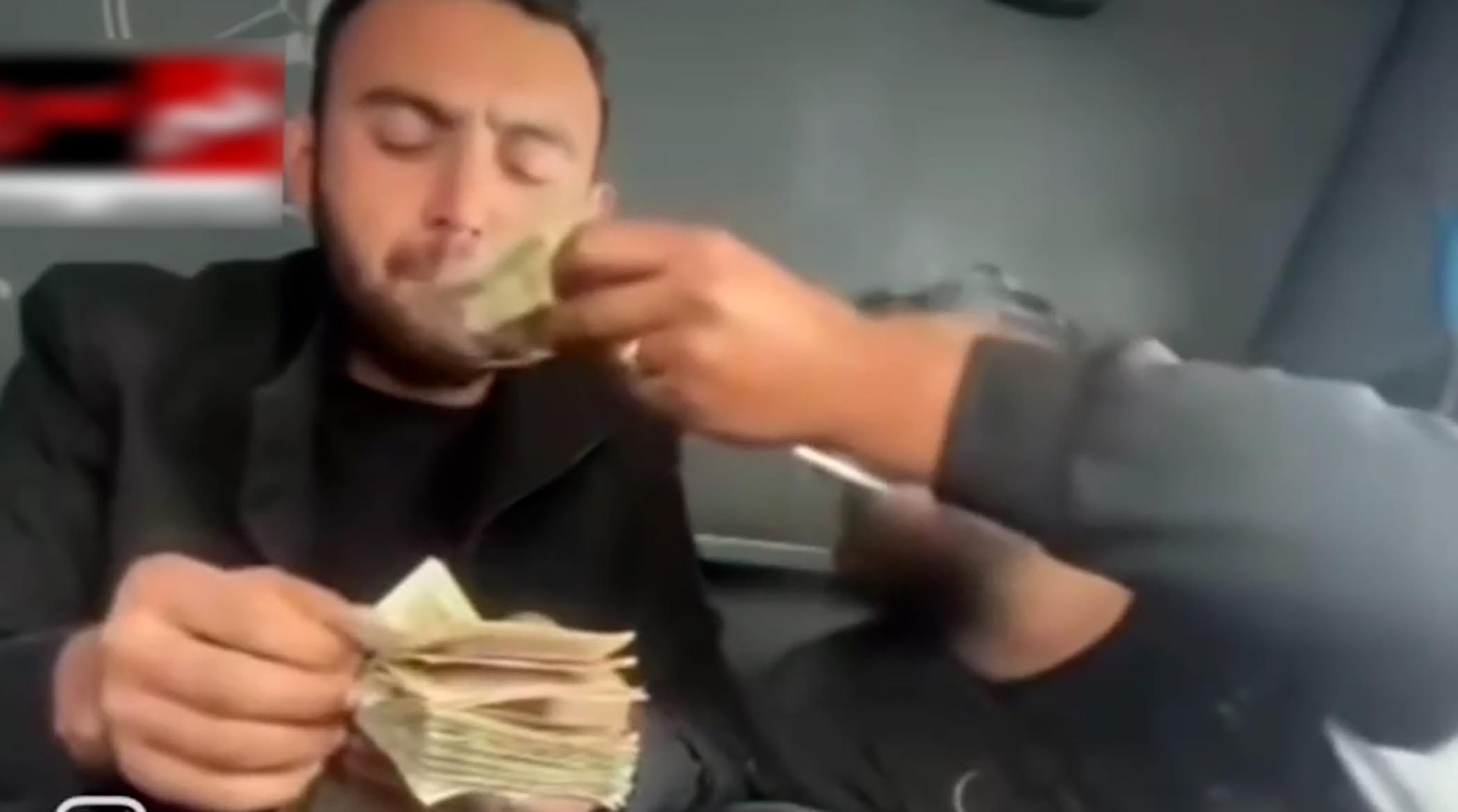 تحقیر پول ایران توسط ترک‌ها با به آتش کشیدن!