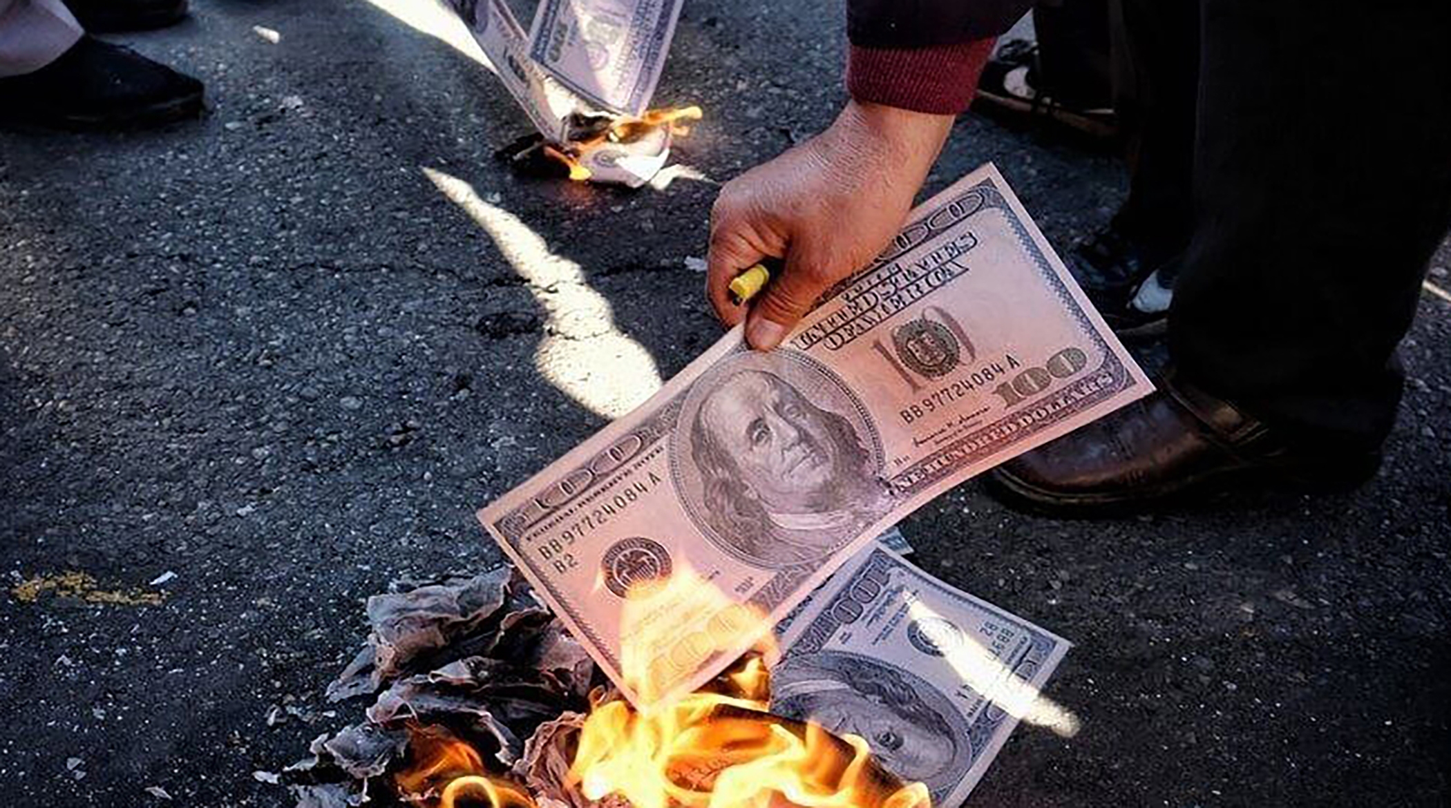 آتش زدن 100 دلاری در راهپیمایی 22 بهمن