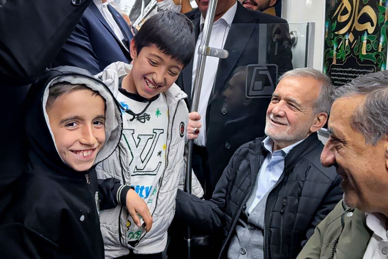 عکس یادگاری با پزشکیان در مترو تهران