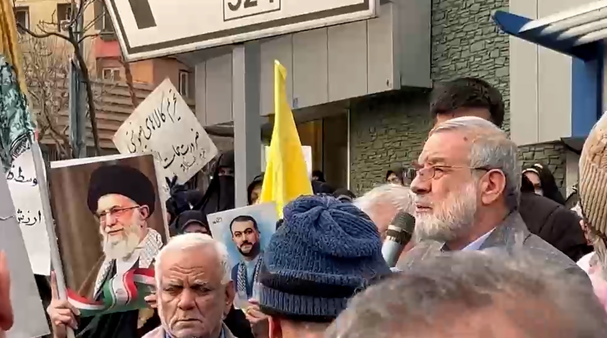 تظاهرات در پاستور: ظریف عامل ساواک، سران قوا کودتاچی و مفسد فی الارض!