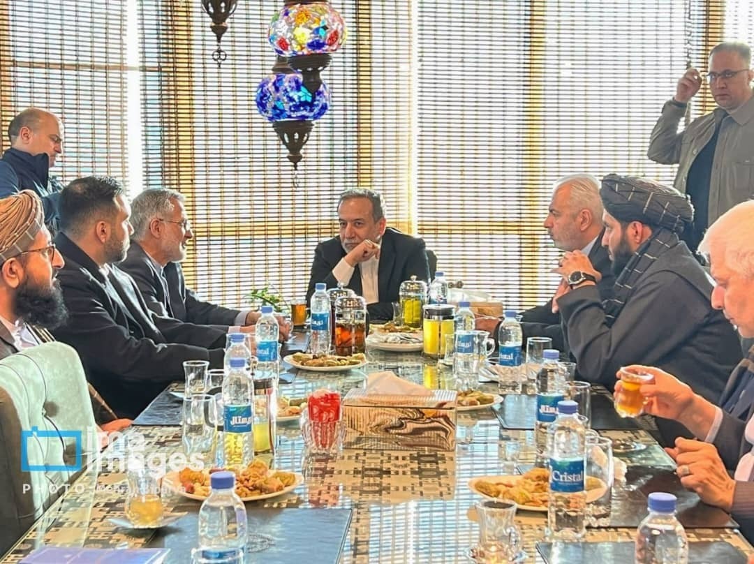 عکس: عراقچی در کابل هم به رستوران رفت!