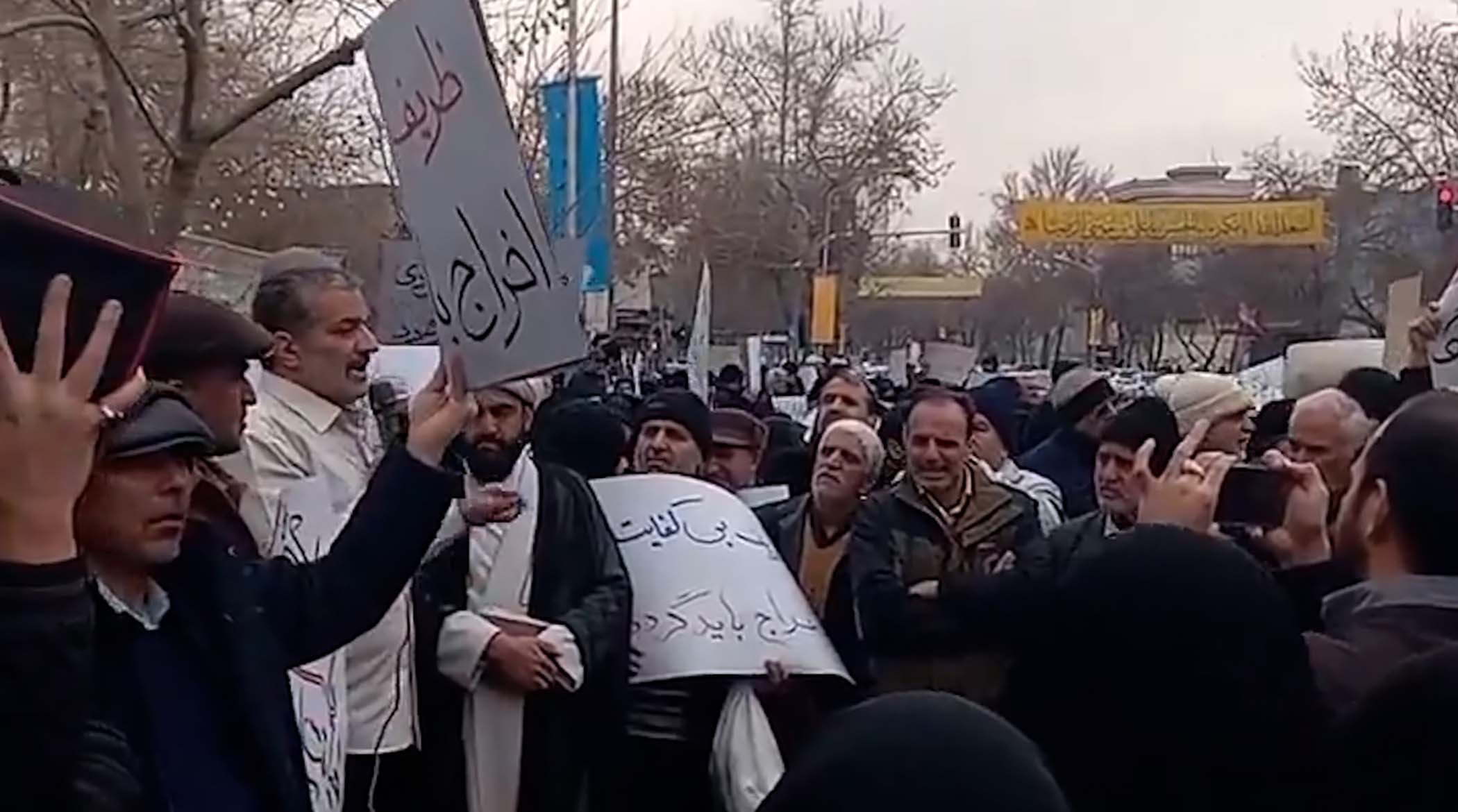 شعار تظاهرات تازه علیه ظریف: پزشکیان دوستت داریم!