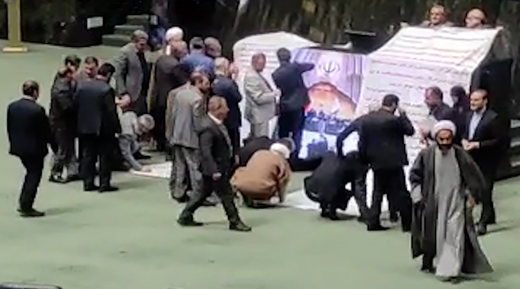 پهن کردن طومار در صحن مجلس؛ در آن چه نوشته بود؟