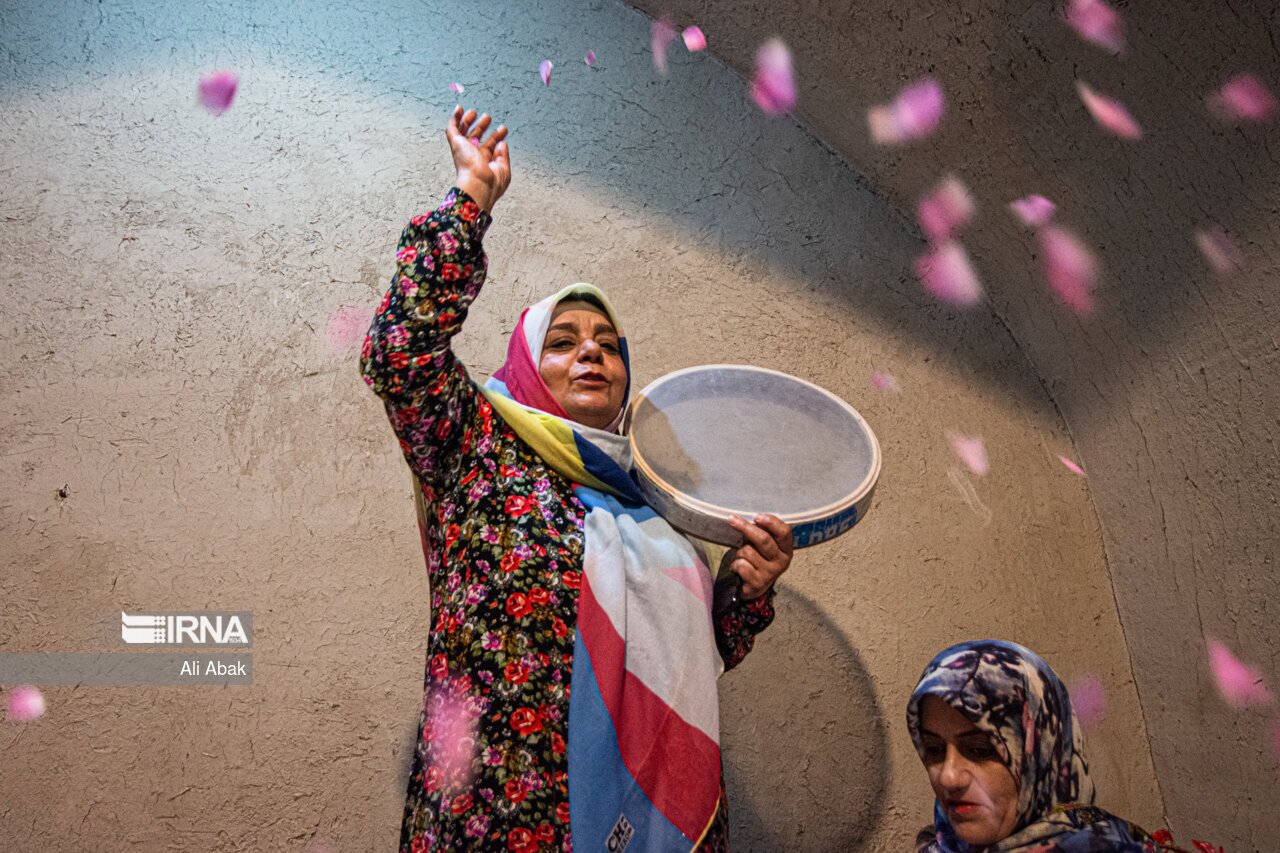 آیین گل غلتان در دامغان