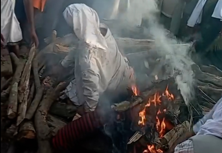 لحظه زنده شدن مُرده حین مراسم سوزاندش!