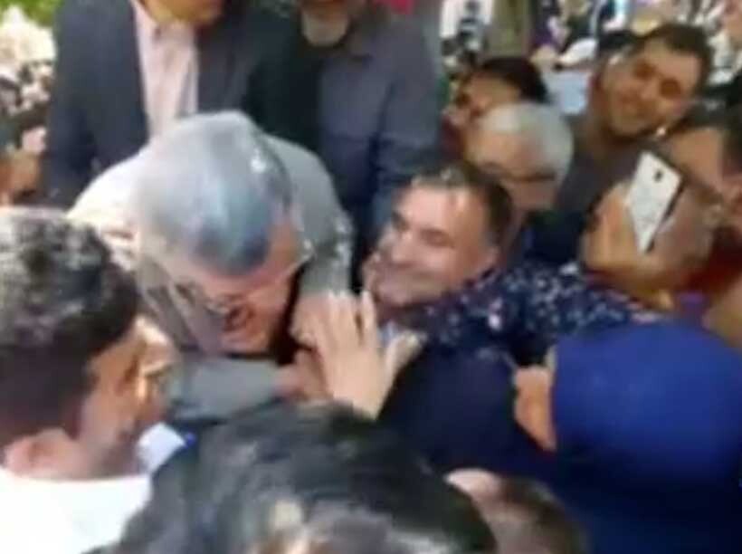 مزاحمت زنان برای احمدی نژاد در بازار تهران: خوشگل شدی! تو رو خدا زنگ بزن