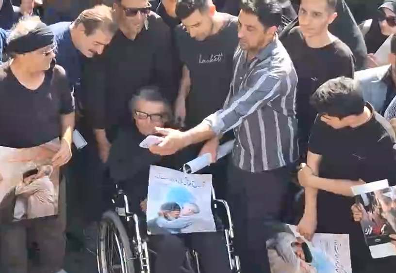 بازیگری که خود را با ویلچر به مراسم تشییع رئیسی رساند