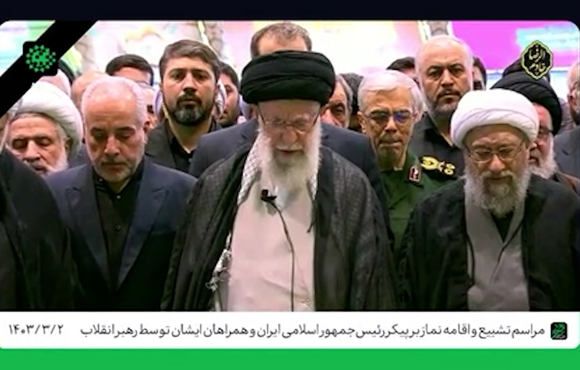 لحظات اقامه نماز رهبر انقلاب بر پیکر شهید رئیسی