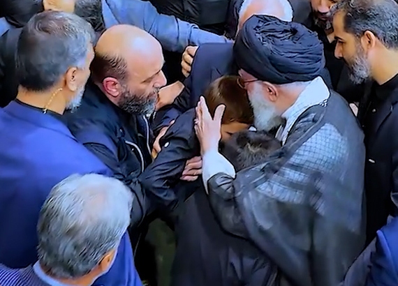 نوه‌های شهید رئیسی به آغوش رهبر انقلاب پناه بردند