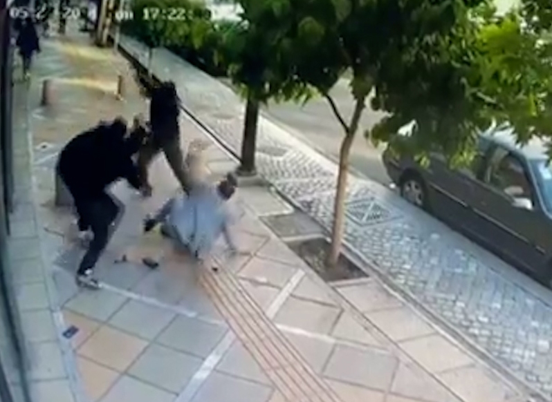 لحظه حمله قمه‌کش‌ها به یک وکیل در سعادت آباد