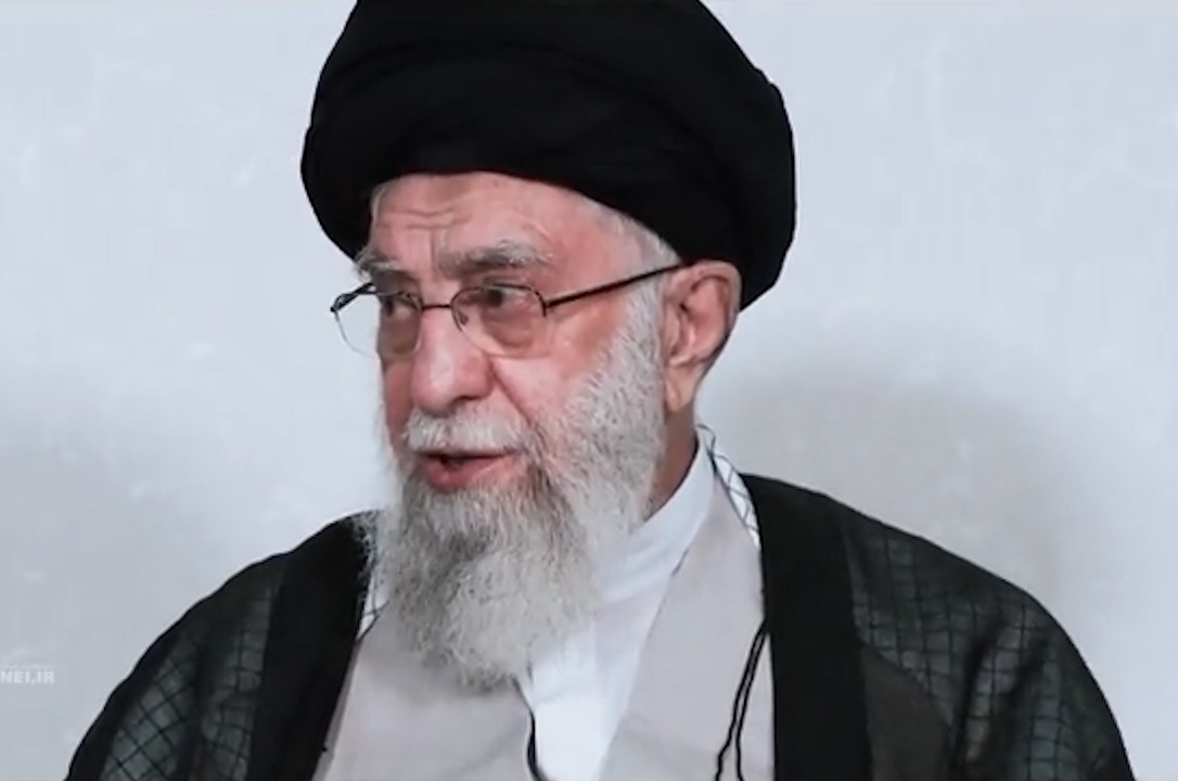 بیانات منتشر نشده رهبر انقلاب در منزل شهید رئیسی