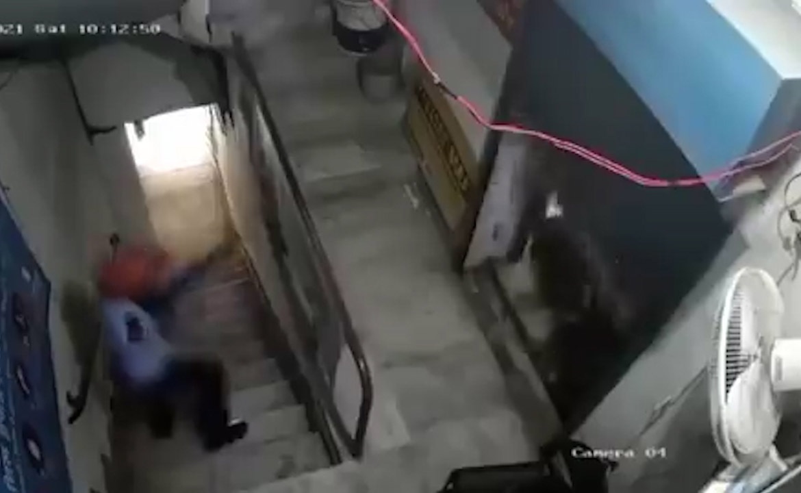 لحظه شلیک نگهبان طلافروشی با شات گان به سارق