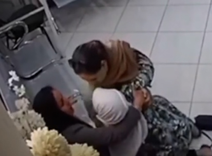 لحظات فداکاری یک زن برای خانواده‌اش در زلزله کاشمر