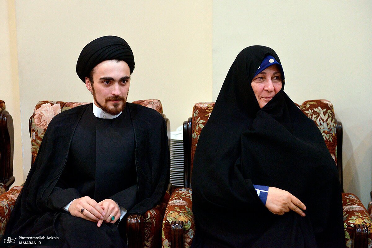 عکس: سیداحمد خمینی کنار همسر مرحوم سیداحمد خمینی