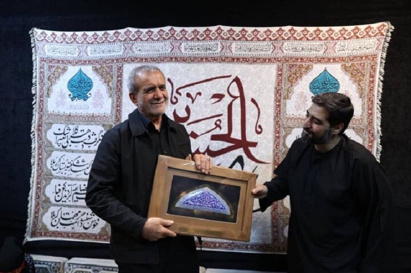 عکس: هدیه مداح اهل بیت به رئیس جمهور منتخب
