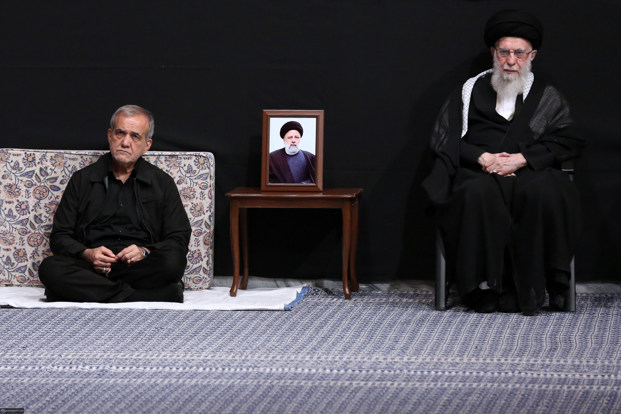 اولین فیلم از همراهی پزشکیان با رهبر انقلاب در حسینیه امام خمینی(ره)