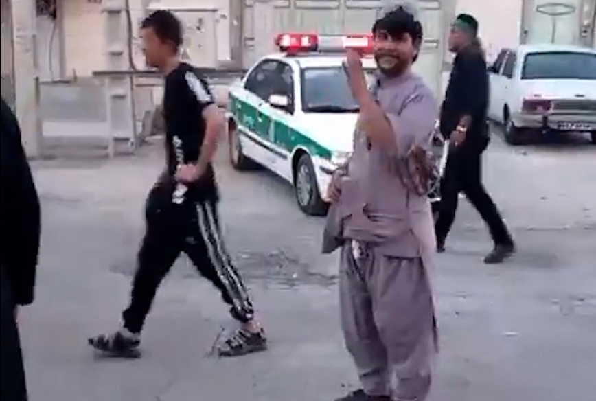 رژه عجیب افغانی‌ها مقابل پلیس؛ اینجا کابل نیست!