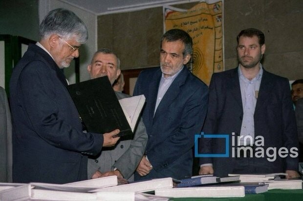 زمانی که پزشکیان وزیر و عارف معاون اول بود + عکس
