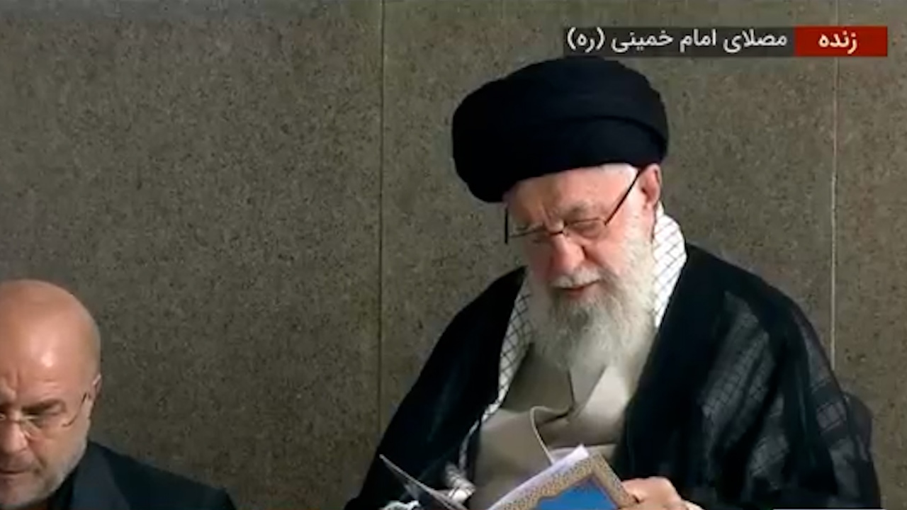 قرائت قرآن توسط رهبر انقلاب برای سیدحسن نصرالله