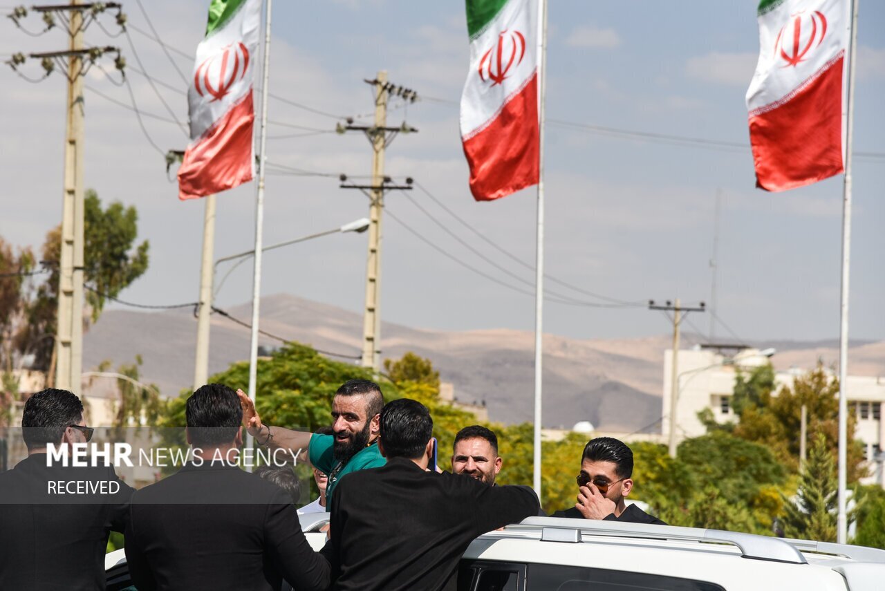 تصاویر: سنگ تمام شیرازیها برای هادی چوپان