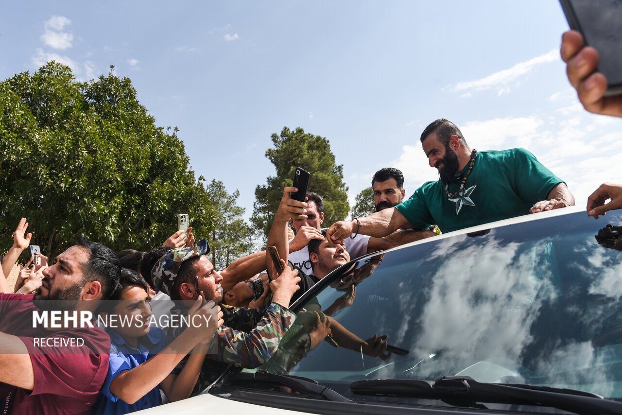 تصاویر: سنگ تمام شیرازیها برای هادی چوپان