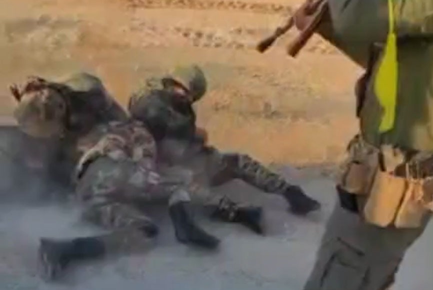 لحظات کشتار گروهی سربازان سوریه +18