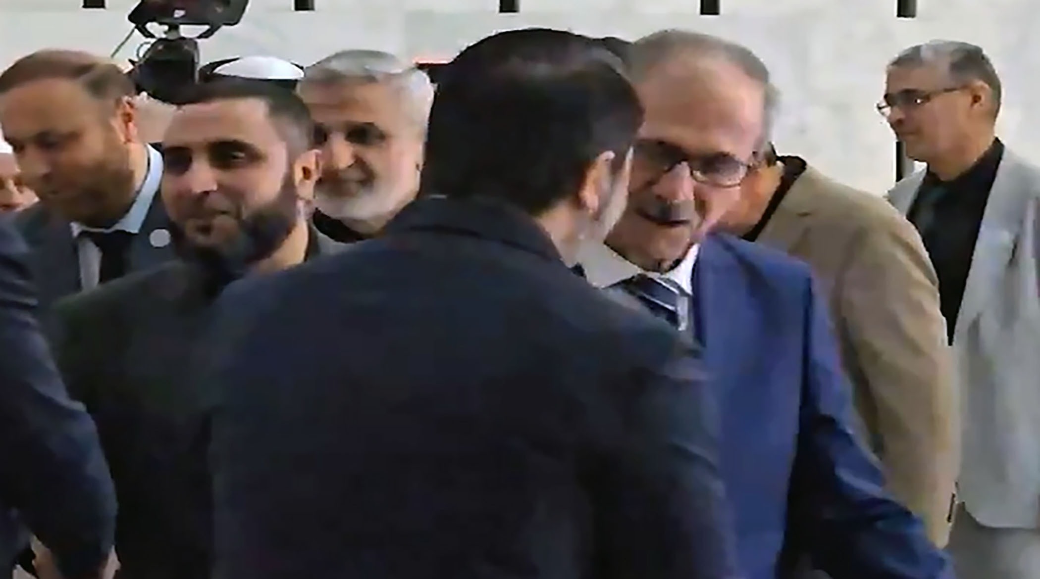 تصاویر پدر ابومحمد جولانی حین دستبوسی