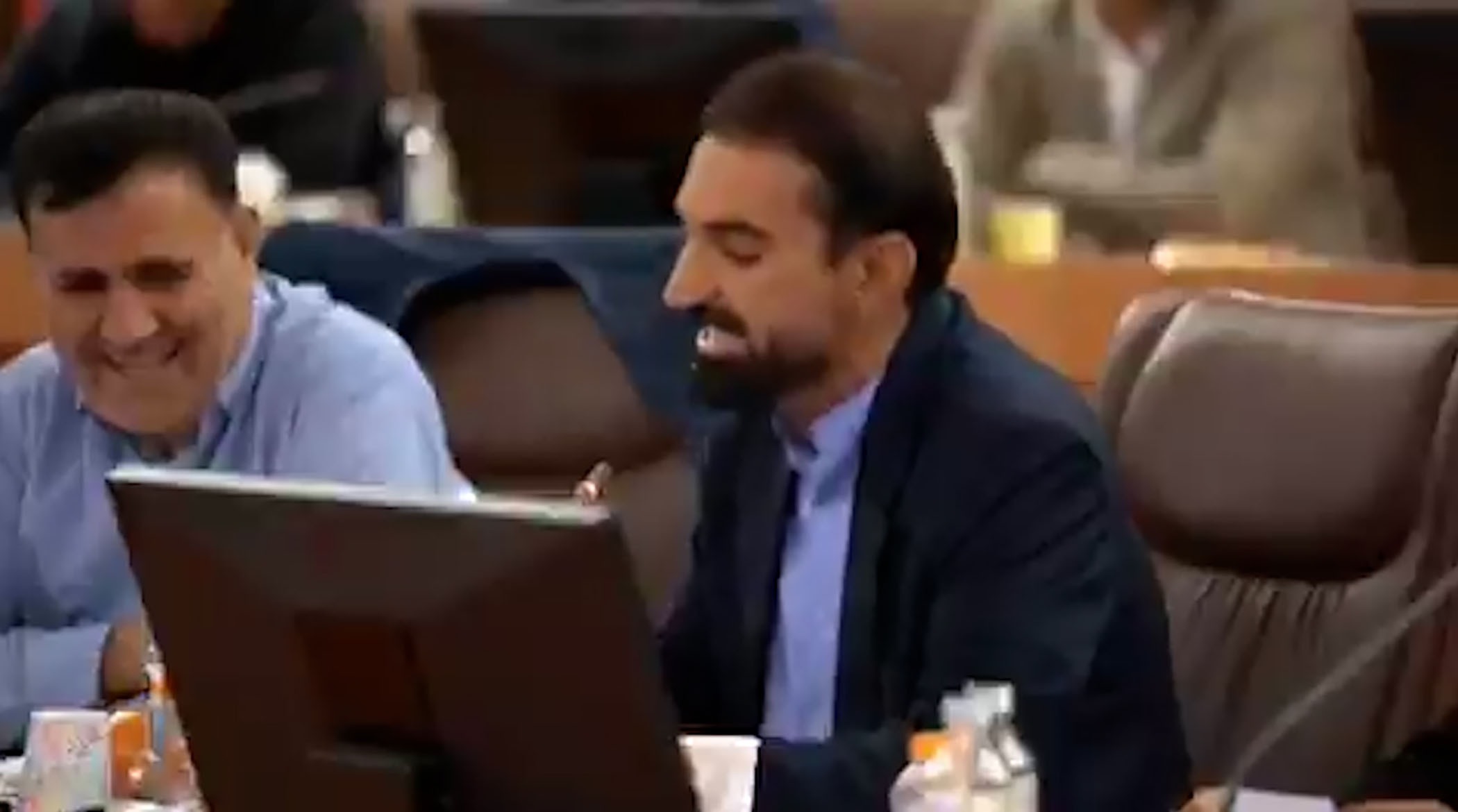 ترامپ بی‌پدر و مادر بزنی می‌زنیمت که بلند نشی!