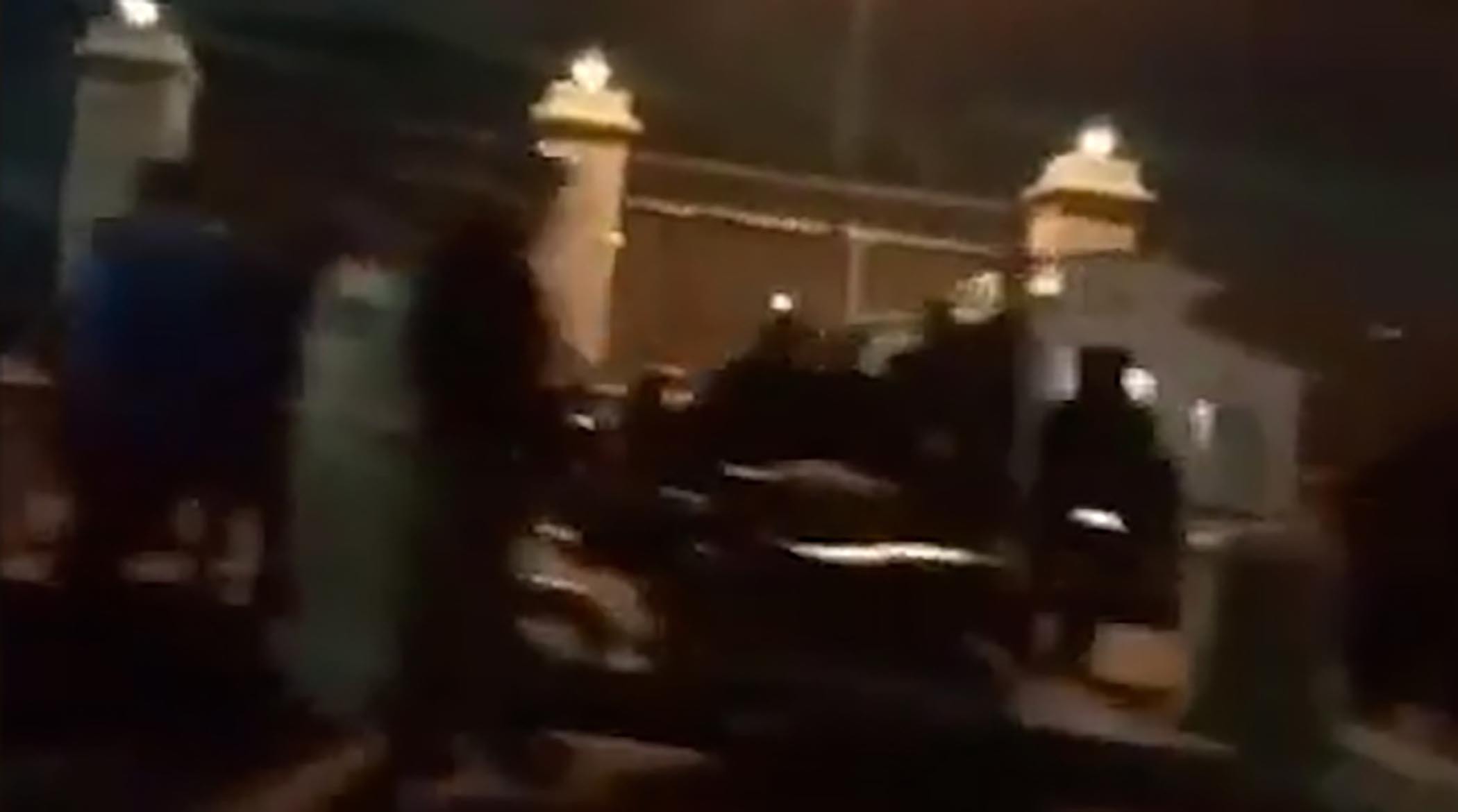 لحظات جمع آوری متحصصین مقابل مجلس توسط پلیس