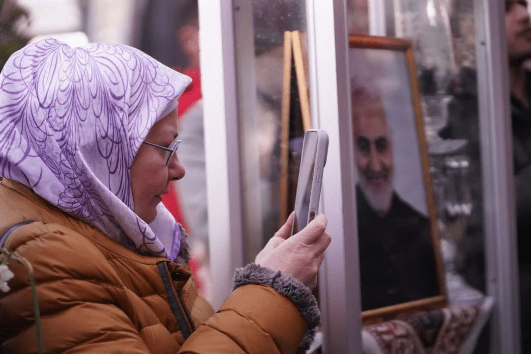 حضور زائران روسی بر سر مزار حاجقاسم + عکس