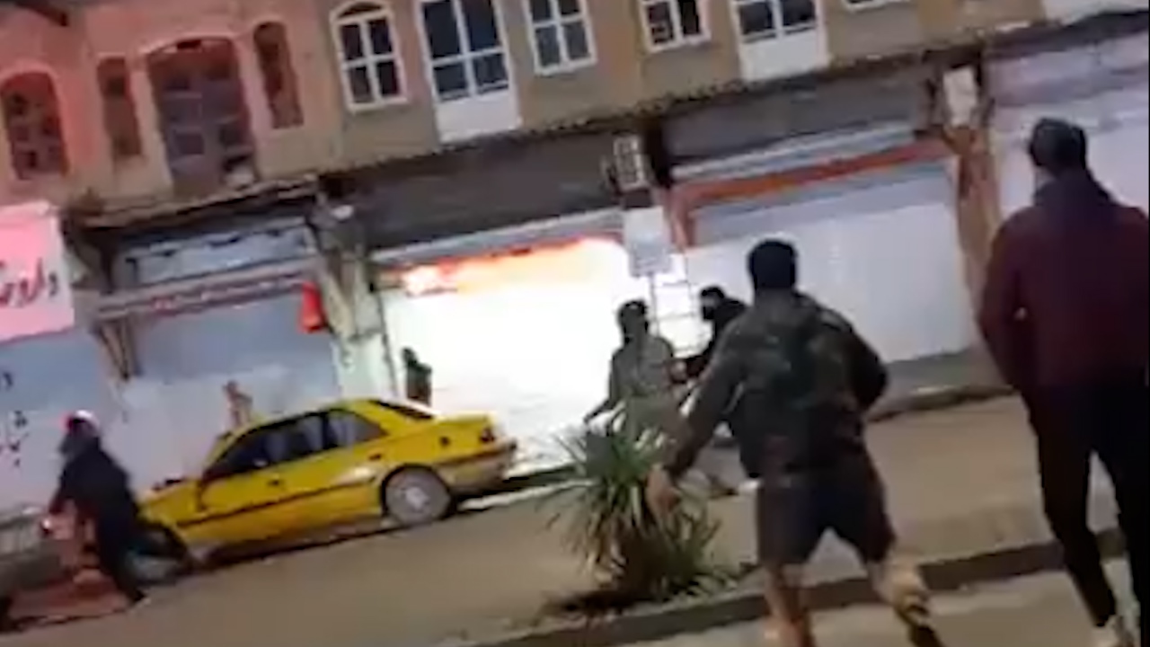 لحظات خلع سلاح پلیس توسط آشوبگران و کتک زدنش