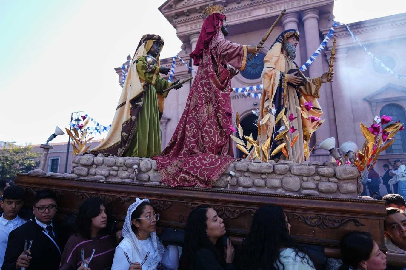 عکس: جشن تجلی و سنت تعمید