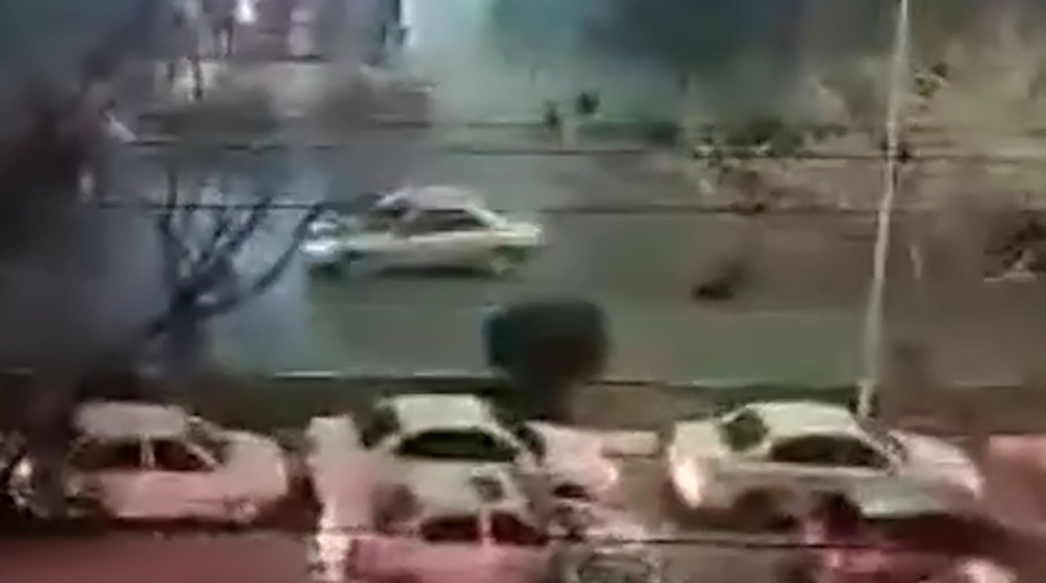 لحظه زیر گرفتن پلیس توسط اغتشاشگران