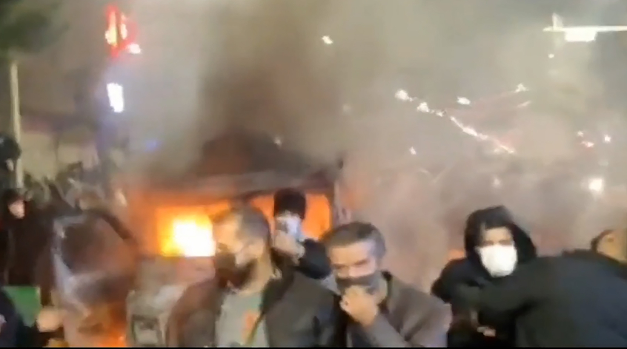 تصاویر آتش‌‌کشیدن ماشین پلیس در اغتشاشات