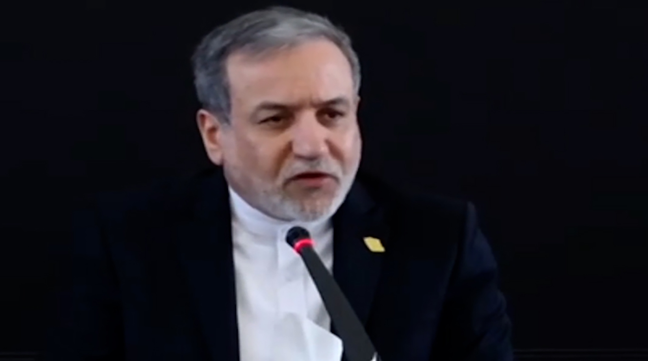 عراقچی: عملیات پیش‌دستانه در دستور کار نداریم / در این صورت مذاکره می‌کنیم