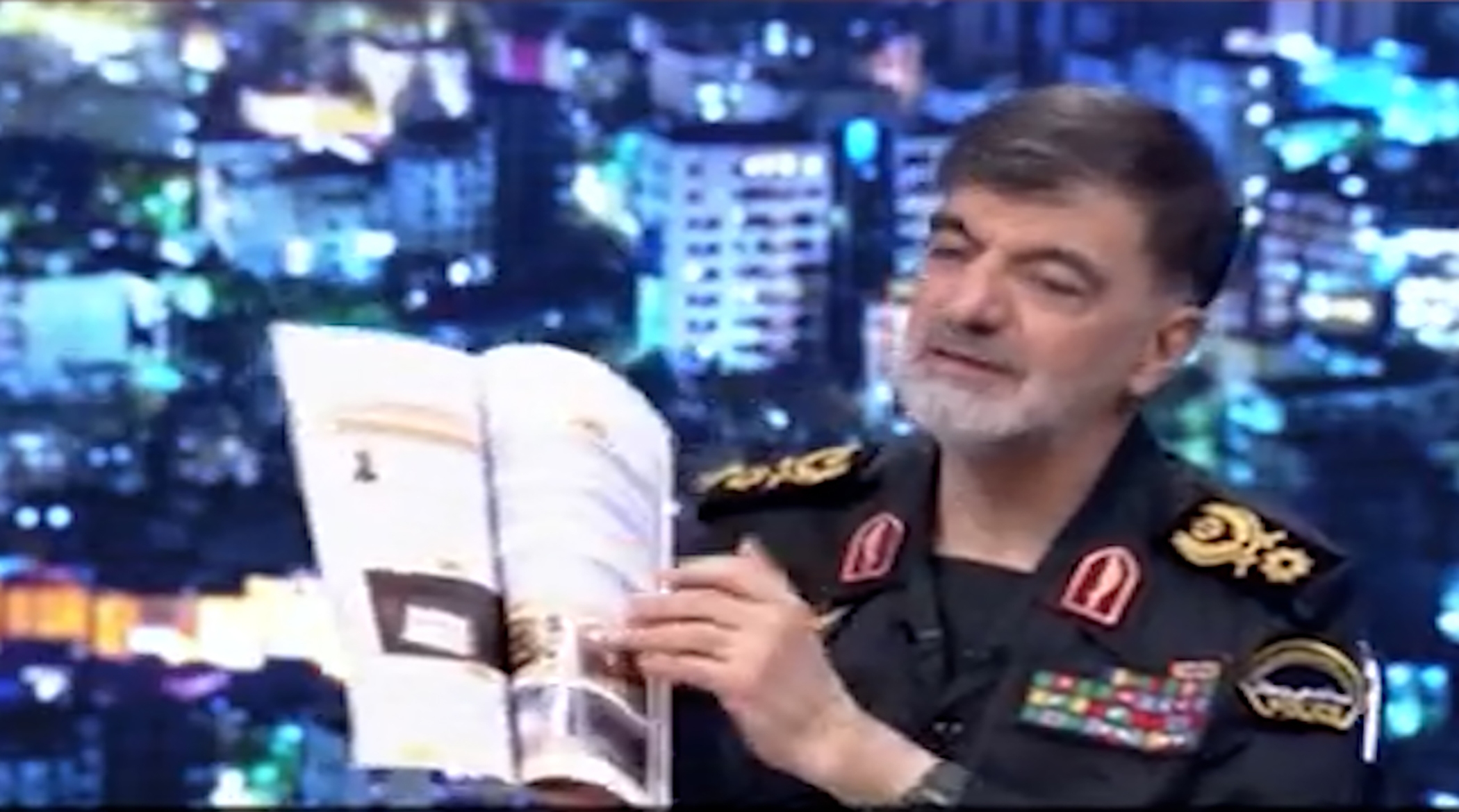 تصاویر چهره و اسامی لیدرها در دستان رادان