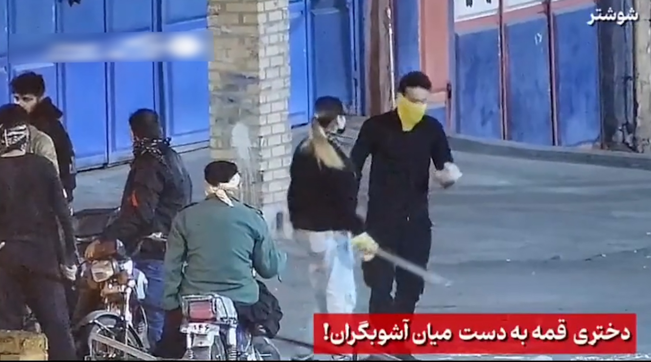 تصاویر دختر قمه‌ به‌ دست در میان آشوبگران