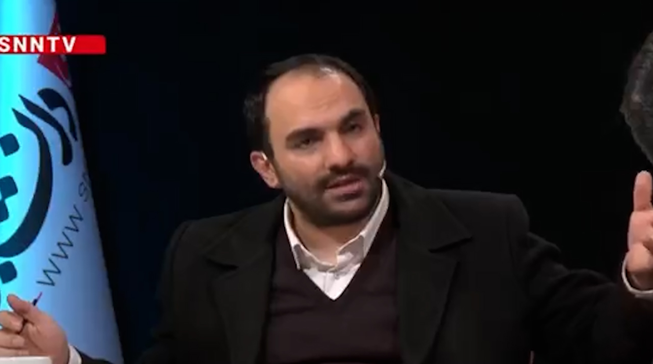 شعار مرگ بر دیکتاتور در پشت بام، کاریکاتور انقلاب 57 است