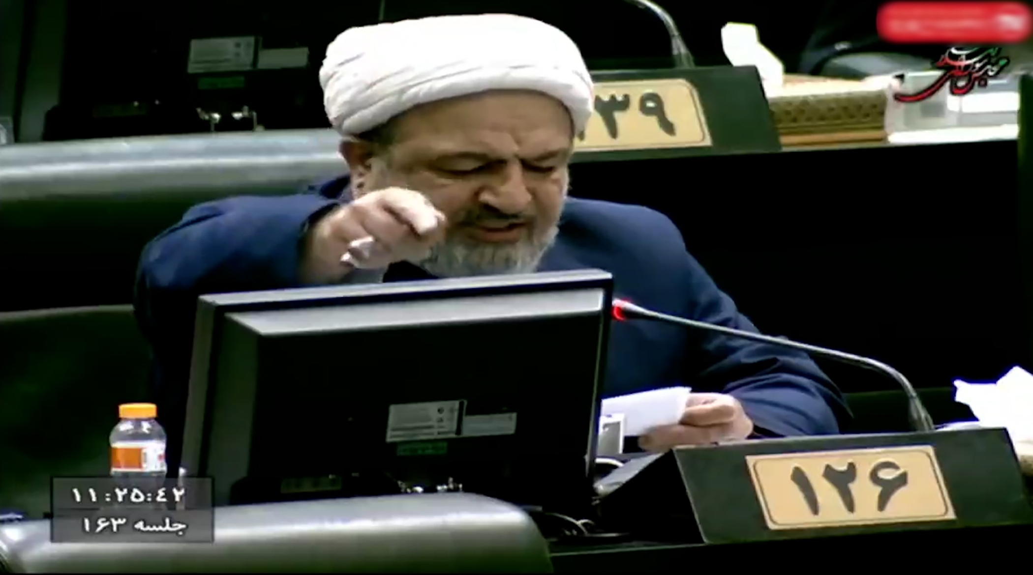 اعتراضات تاخیری حمید رسایی در مجلس را ببینید