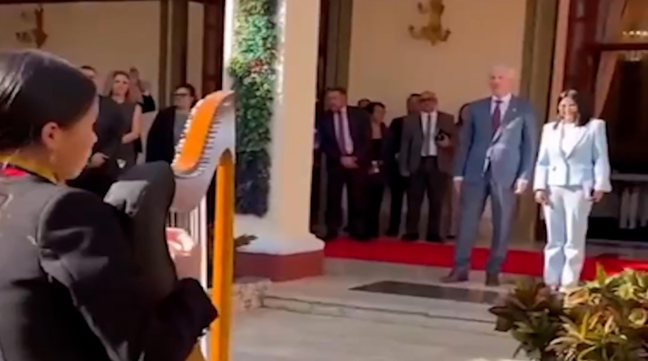 استقبال عجیب جانشین مادورو با ساز از وزیر آمریکایی!