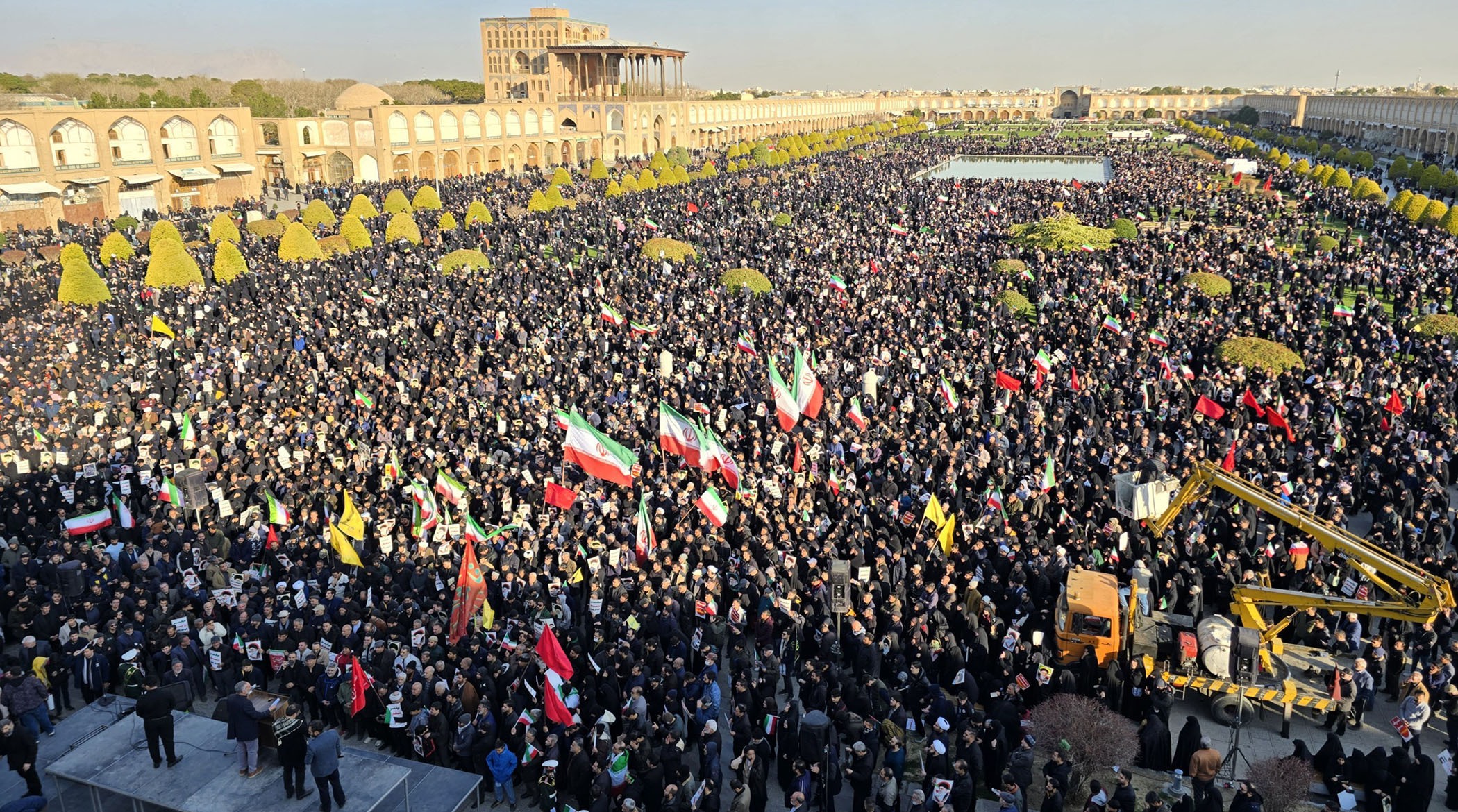 لحظات حمله موشکی ایران همزمان با تجمع عظیم نقش جهان